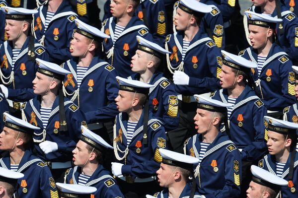 Cadetes de la Escuela Naval Najímov durante el Desfile de la Victoria en la Plaza Roja - Sputnik Mundo