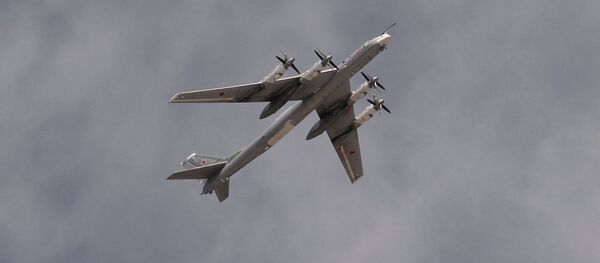 Bombarderos estratégicos portamisiles Tu-95MS sobrevuelan la Plaza Roja durante el Desfile de la Victoria - Sputnik Mundo