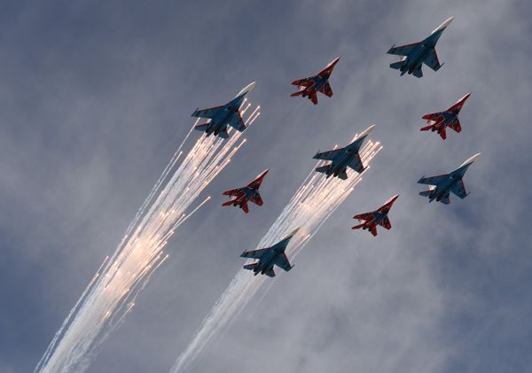 Famoso diamante de nueve aviones Su-27 y MiG-29 de las escuadrillas de acrobacia aérea - Sputnik Mundo