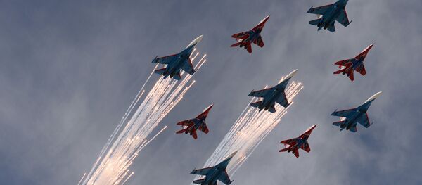 Famoso diamante de nueve aviones Su-27 y MiG-29 de las escuadrillas de acrobacia aérea - Sputnik Mundo