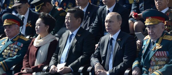Presidente de Rusia, Vladímir Putin (segundo por la derecha), y presidente de China, Xi Jinping (centro), durante el Desfile militar en la Plaza Roja Presidente de Rusia, Vladímir Putin (segundo por la derecha), y presidente de China, Xi Jinping (centro), durante el Desfile militar en la Plaza Roja - Sputnik Mundo