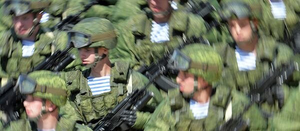 Soldados en el equipo de combate Rátnik - Sputnik Mundo