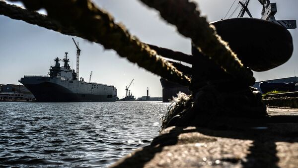 Portahelicópteros de la clase Mistral, el Vladivostok, en el astillero de Saint-Nazaire, Francia - Sputnik Mundo