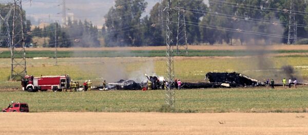 Entre ocho y diez muertos al estrellarse un avión militar en Sevilla - Sputnik Mundo