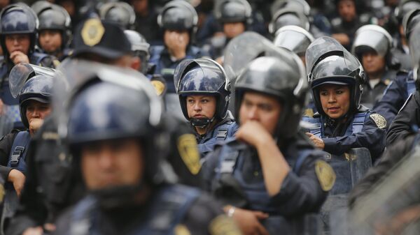 Federal police officers stand guard near Los Pinos in Mexico City - Sputnik Mundo