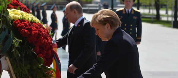 Vladímir Putin y Angela Merkel depositan una ofrenda floral ante tumba del Soldado Desconocido en Moscú - Sputnik Mundo