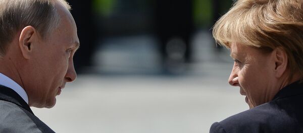 Vladímir Putin, presidente ruso, con Angela Merkel, cancillera alemana - Sputnik Mundo
