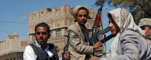 Houthi Shiite rebels ride in a military truck while patrolling a street in Sanaa, Yemen - Sputnik Mundo