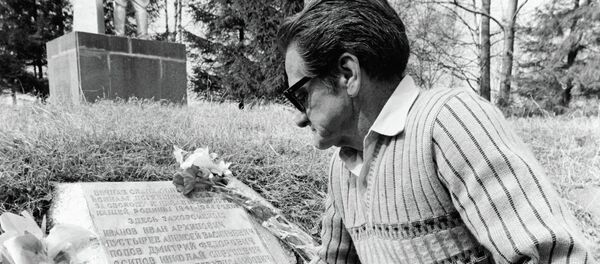 Jorge Vivó sobre la tumba de su hermano Aldo (archivo) - Sputnik Mundo