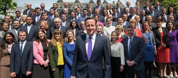 Primer ministro de Reino Unido, David Cameron, posa en una foto de familia con los miembros del Partido Conservador. 11 de mayo de 2015 - Sputnik Mundo