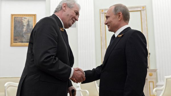 Presidente de la República Checa, Milos Zeman, durante su encuentro con el presidente de Rusia, Vladímir Putin, en Kremlin, el 9 de mayo de 2015 Presidente de la República Checa, Milos Zeman, durante su encuentro con el presidente de Rusia, Vladímir Putin, en Kremlin, el 9 de mayo de 2015 - Sputnik Mundo