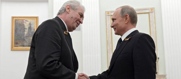 Presidente de la República Checa, Milos Zeman, durante su encuentro con el presidente de Rusia, Vladímir Putin, en Kremlin, el 9 de mayo de 2015 Presidente de la República Checa, Milos Zeman, durante su encuentro con el presidente de Rusia, Vladímir Putin, en Kremlin, el 9 de mayo de 2015 - Sputnik Mundo