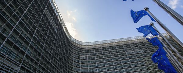 Banderas de la UE frente a la sede de la Comisión Europea en Bruselas - Sputnik Mundo