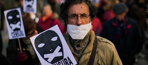 Un hombre sostiene un cartel de censura Un hombre sostiene un cartel de censura - Sputnik Mundo