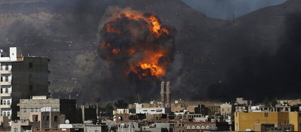 La coalición árabe bombardea Yemen dos horas después del inicio del armisticio - Sputnik Mundo