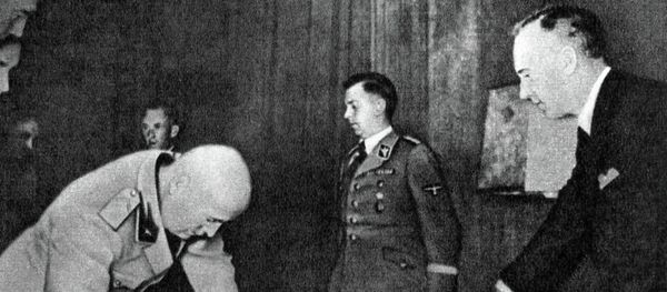 Joachim von Ribbentrop, ministro de Exteriores de la Alemania nazi (a la derecha) - Sputnik Mundo