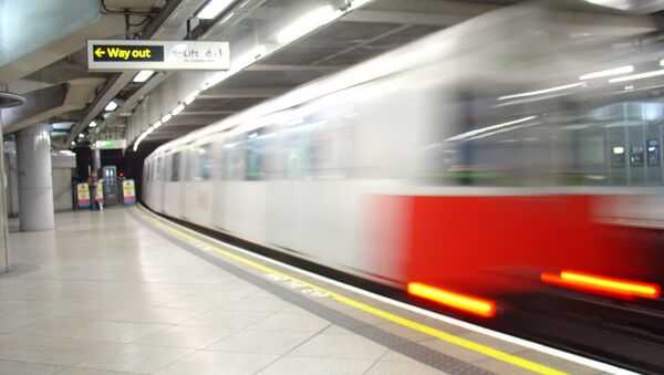 El tren está dejando la estación de Westminster - Sputnik Mundo