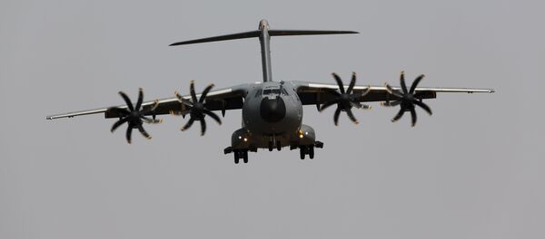Un Airbus A400M en pleno vuelo - Sputnik Mundo