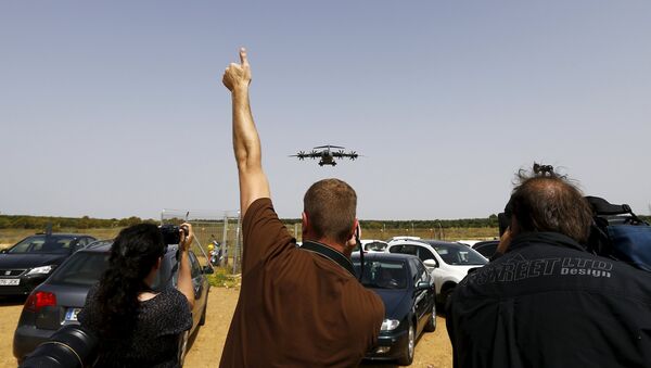 Airbus A400M durante el aterrizaje en el aeropuerto de Sevilla - Sputnik Mundo