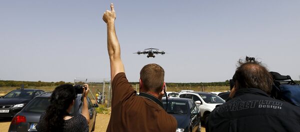 Airbus A400M durante el aterrizaje en el aeropuerto de Sevilla - Sputnik Mundo