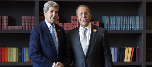 Secretario de Estado de EEUU, John Kerry (izda.) y ministro de Exteriores de Rusia, Serguéi Lavrov - Sputnik Mundo
