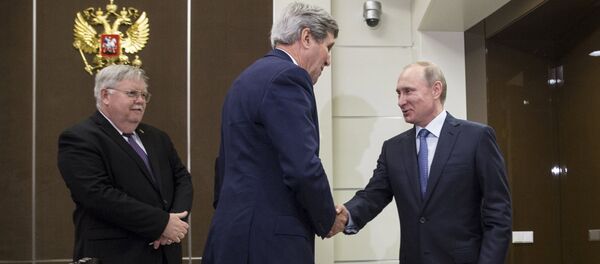 Embajador de EEUU a Rusia John Tefft, Secretario de Estado de EEUU John Kerry y presidente de Rusia Vladimir Putin Embajador de EEUU a Rusia John Tefft, Secretario de Estado de EEUU John Kerry y presidente de Rusia Vladimir Putin - Sputnik Mundo