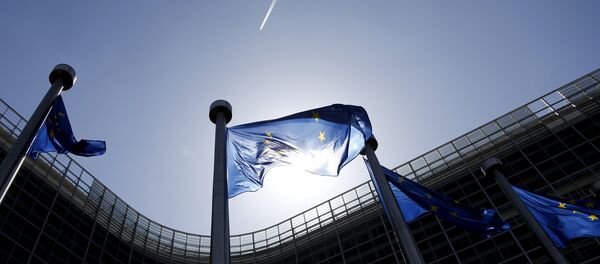 Banderas de la UE frente a la sede de la Comisión Europea en Bruselas - Sputnik Mundo