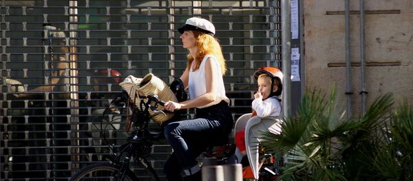 Una mujer española con un niño - Sputnik Mundo