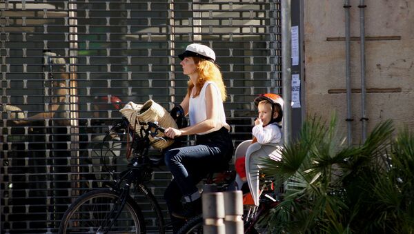 Una mujer española con un niño - Sputnik Mundo