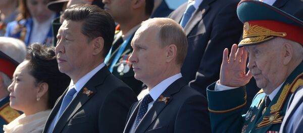 Presidente de China, Xi Jinping y presidente de Rusia, Vladímir Putin durante el Desfile de la Victoria en Moscú - Sputnik Mundo