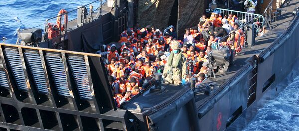 La UE aborda con medios militares el problema humanitario de la inmigración - Sputnik Mundo