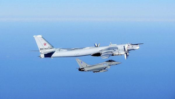 Caza Typhoon de la Fuerza Aérea Real y Tupolev Tu-95 de la Fuerza Aérea Militar de Rusia (Archivo) Caza Typhoon de la Fuerza Aérea Real y Tupolev Tu-95 de la Fuerza Aérea Militar de Rusia (Archivo) - Sputnik Mundo