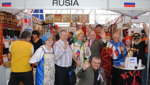 Rusia enseña en el Zócalo de Ciudad de México los souvenirs del Mundial 2018 - Sputnik Mundo