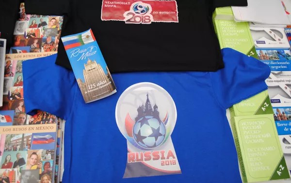 Rusia enseña en el Zócalo de la ciudad de México los souvenirs del Mundial 2018 Rusia enseña en el Zócalo de la ciudad de México los souvenirs del Mundial 2018 - Sputnik Mundo