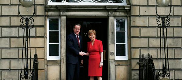 David Cameron, primer ministro de Reino Unido, y primera ministra de Escocia, Nicola Sturgeon David Cameron, primer ministro de Reino Unido, y primera ministra de Escocia, Nicola Sturgeon - Sputnik Mundo