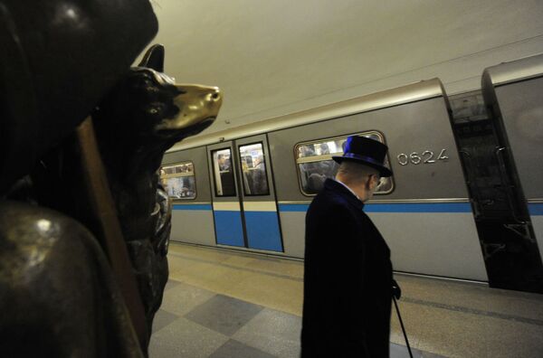 El famoso perro que trae suerte en la estación Plóschad Revoliutsii - Sputnik Mundo