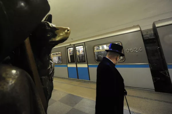 El famoso perro que trae suerte en la estación Plóschad Revoliutsii El famoso perro que trae suerte en la estación Plóschad Revoliutsii