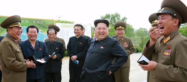 Kim Jong-un, líder de Corea del Norte (centro) - Sputnik Mundo