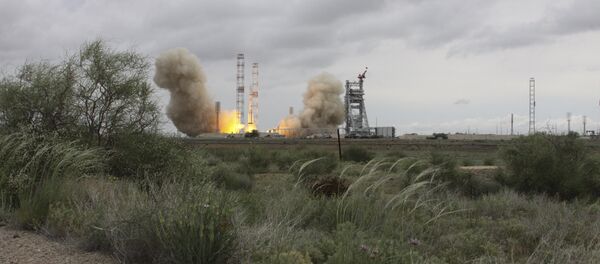 Lanzamiento del cohete portador ruso Protón-M con el satélite de comunicaciones mexicano Mexsat-1 - Sputnik Mundo