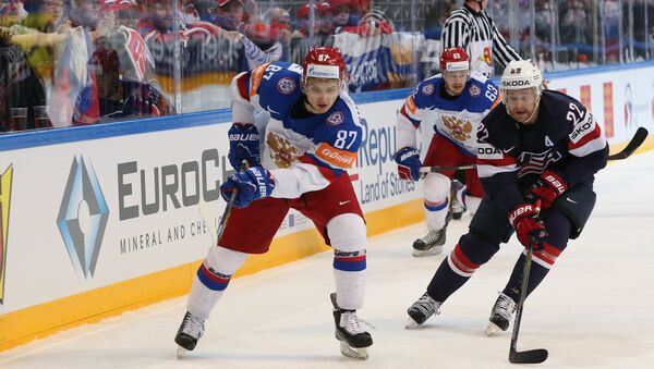 Vadim Schipachiov y Evgeny Dadonov de la selección rusa y Trevor Lewis del equipo de EEUU - Sputnik Mundo