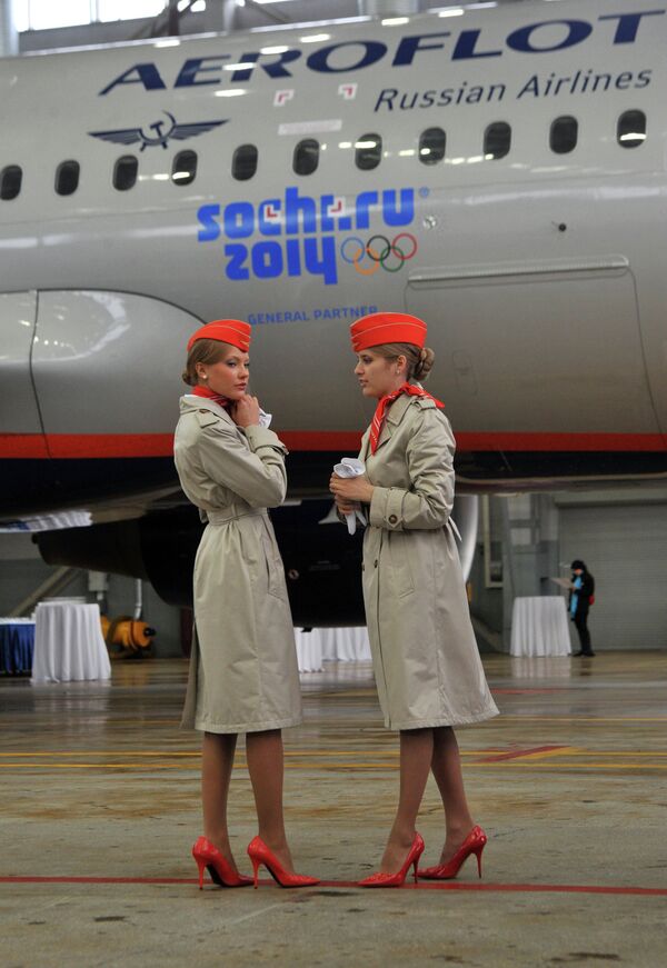 Las azafatas de Aeroflot, el rostro femenino de la mayor aerolínea rusa - Sputnik Mundo