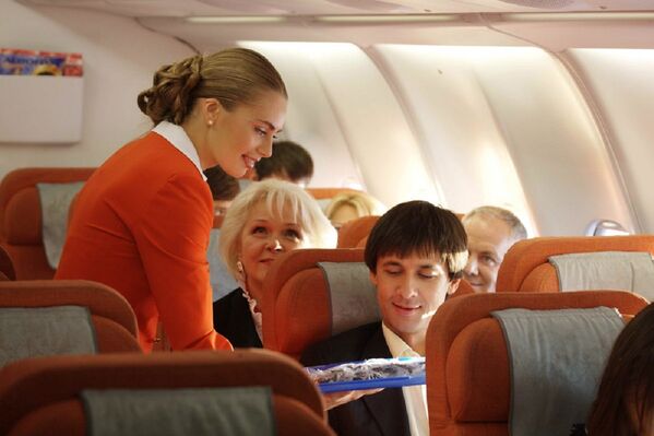 Las azafatas de Aeroflot, el rostro femenino de la mayor aerolínea rusa - Sputnik Mundo