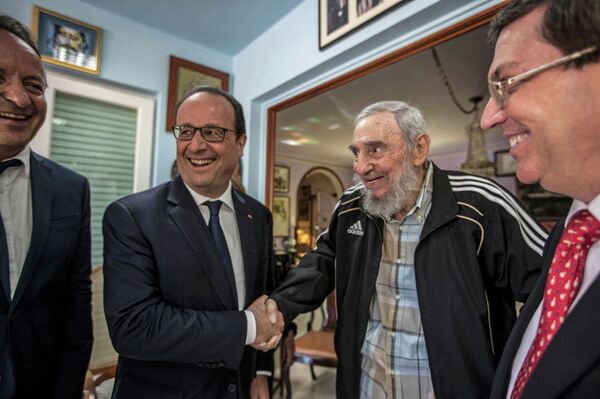 Fidel Castro con el expresidente francés Francois Hollande, en 2015 Fidel Castro con el expresidente francés Francois Hollande, en 2015 - Sputnik Mundo