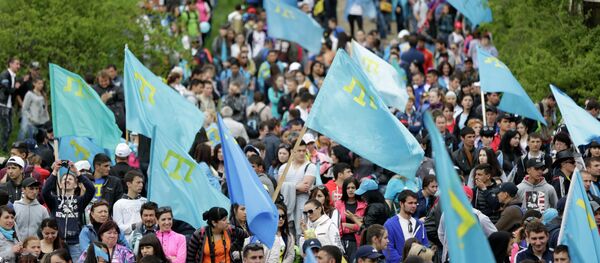 Manifestantes con las banderas de tártaros crimeos - Sputnik Mundo