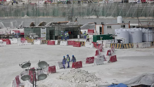 Trabajadores extranjeros a la construcción de los proyectos par la Copa de Fútbol 2022 - Sputnik Mundo