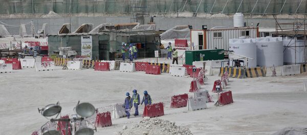 Trabajadores extranjeros a la construcción de los proyectos par la Copa de Fútbol 2022 - Sputnik Mundo