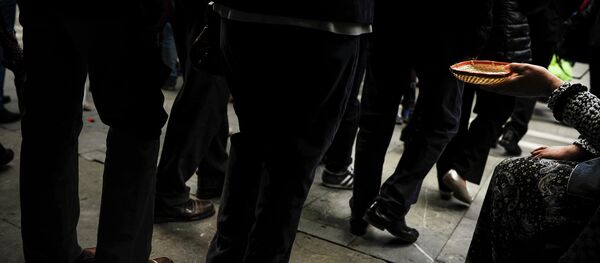 Mujer pide limosna en Pamplona, norte de España - Sputnik Mundo