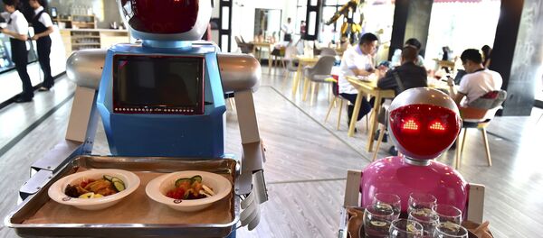 Pareja de Robots Xiaolan (izda) and Xiaotao sirven comida en un restaurante en China - Sputnik Mundo