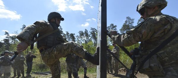 Militar del Ejército de EEUU entrena a soldados ucranianos durante los ejercicios militares conjuntos Militar del Ejército de EEUU entrena a soldados ucranianos durante los ejercicios militares conjuntos - Sputnik Mundo