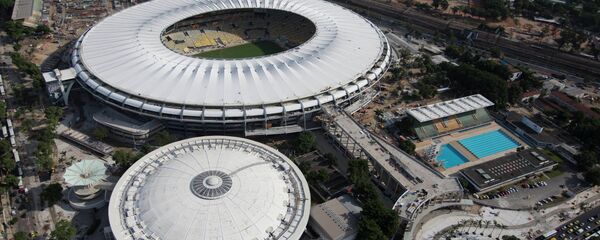 Parque Acuático Julio Delamare (abajo, dcha.) y estadio de fútbol de Maracaná (arriba) - Sputnik Mundo